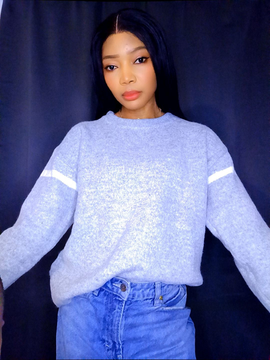 Pull gris rayures blanches sur les manches