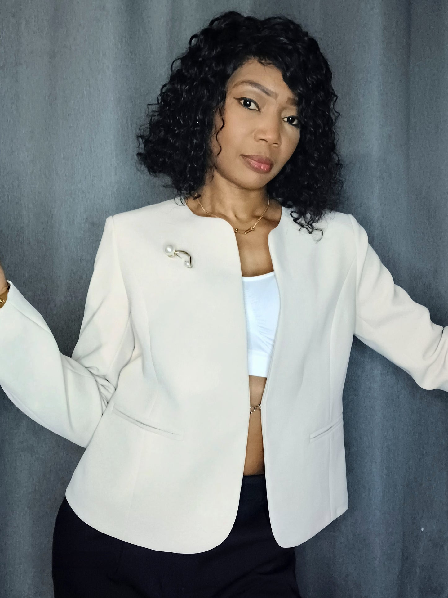 Blazer Beige avec une broche dorée
