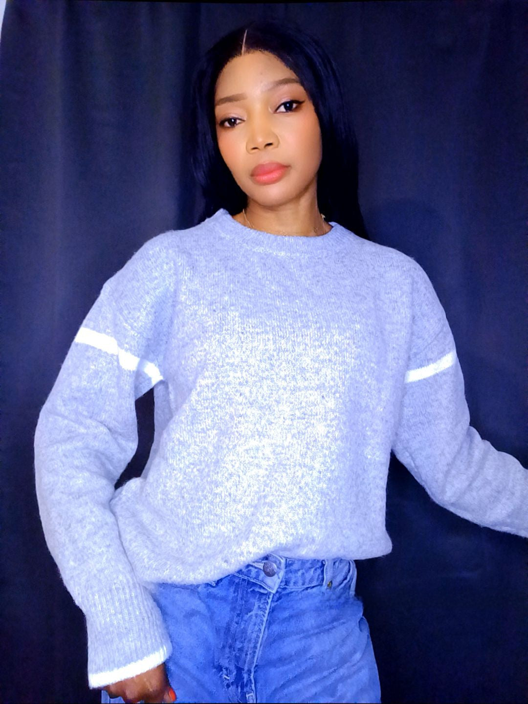 Pull gris rayures blanches sur les manches