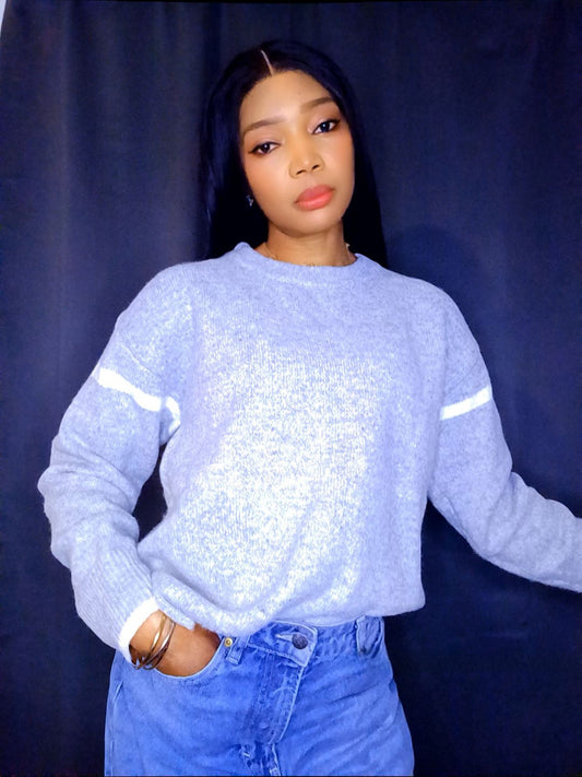Pull gris rayures blanches sur les manches