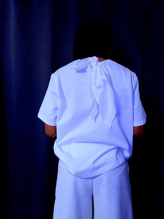 T-shirt blanc en coton, détail noué col rond